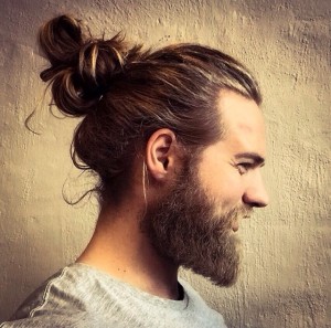 los-mejores-cortes-de-cabello-para-hombre-2015-pelo-largo-estilo-hipster-con-coleta